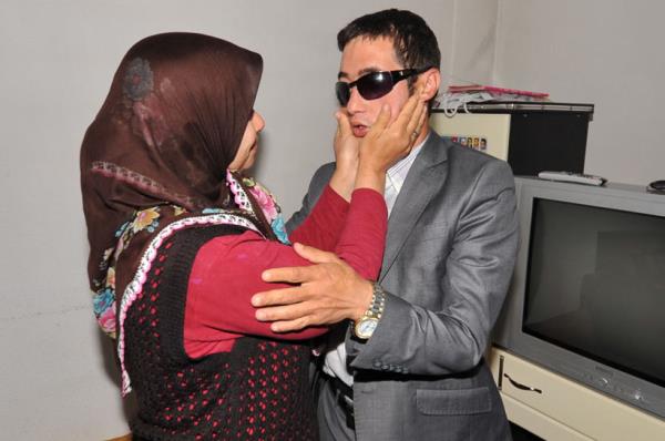 Anne Emine Y�lmaz, bug�n kendisini ziyarete gelenlerin, o�lunun organlar�yla hayata tutundu�unu belirterek, duydu�u mutlulu�u ifade etti. Turan �olak'�n y�z�n� uzun uzun inceleyen anne Y�lmaz, "Turan aynen o�luma benziyor. Bu kadar m� benzer? Ka�lar�, dudaklar�, kulaklar� ve �enesindeki gamzesi o�lumuza �ok benziyor" dedi.