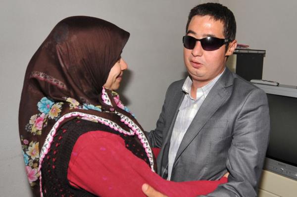 "O�lumun organlar�n� ba���layarak ne kadar do�ru bir karar verdi�imi �imdi daha iyi anl�yorum. O�lumun �l�m� elbet �ok ac�. Ancak ba�kalar�na hayat vermenin mutlulu�u bizi hayatta tutuyor. �l�m�n bu kadar ac� oldu�unu hi� tahmin etmiyordum. Bu kadar yak�n�ma d��memi�ti. Allah d��man�ma vermesin. Ama bu ac�n�n �stesinden nakil olan yavrular�mla geliyorum. Ba�ka t�rl� o�lumun ac�s�n�n �zerinden gelemezdim.?