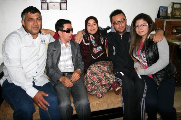 "O�lum bana Anneler g�n� hediyesi olarak sizleri bana b�rakt�" dedi. Duygular�n� ifade etmekte zorland���n� dile getiren Y�lmaz, s�zlerini ��yle s�rd�rd�: "En g�zel Anneler G�n� hediyesi bu san�r�m benim i�in. O�lum bensiz duramazd�. Beni hayatta tutabilmek i�in bu �ocuklar�m� verdi bana. �ok mutluyum. Bunlar� g�r�nce daha mutlu oluyorum. �ocuklar�m geldi. Anlat�lacak bir duygu de�il ya�anmas� laz�m"