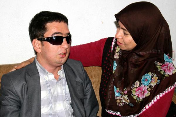 “Hala ila�larla ayakta duruyorum. Ama hakikaten nakil olan �ocuklar�m�n deste�i �ok fazla. Beni hayata ba�l�yorlar. Ben art�k bunlar� �zl�yorum. Ayn� �ocu�umu �zledi�im gibi. �zleyince hemen ar�yorum. Allah'�m bu ac�y� kimseye ya�atmas�n ama bu mutlulu�u herkese ya�ats�n. Ayn� askerlik gibi. Herkese askerlik nasip olmaz. Herkese de organ vermek de nasip olmaz. O�lumun y�z� sivriydi. Turan'�n y�z� daha toplu. Burnu ve dudaklar� �ok benziyor"