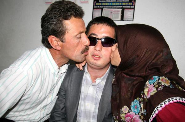 Y�lmaz'�n kornealar�n�n nakledildi�i Ali Fidan ve Cansu Akkaya ise Y�lmaz'�n ailesine ba��� karar� ald�klar� i�in te�ekk�r etti.