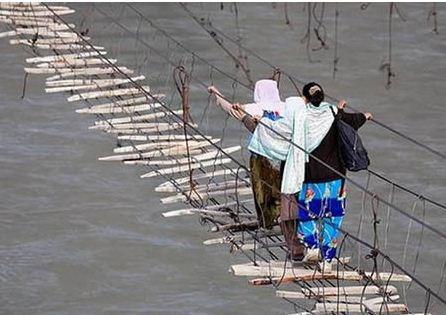 Hussaini Asma Kprs (Pakistan)  Bu asma kpr hem uzun hem de kt bakm yaplm. Gl bir rzgar ok kolay sallyor kpry. Ama yine de turistik bir yer olmay baarm.