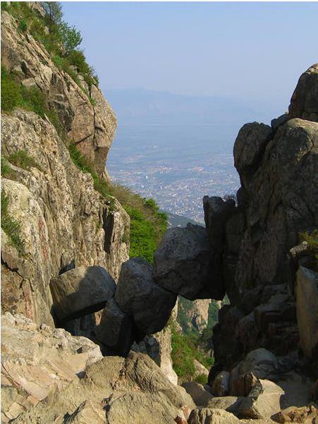 The Immortal Bridge (in)  Aasnda dipsizmi gibi grnen bir vadi var. Kimse bu kprnn ne zaman olutuunu bilmiyor