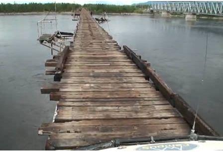 Vitim Nehri Kprs (Sibirya)  Rusya, Sibirya&#8217;da bulunan bu geni nehrin ad Vitim. zerindeki kpr tahtadan yaplm ve pek iyi bir durumda deil. yi bir srcyseniz 3 dakikada kpry arala da geebilirsiniz. Bu blgeyi bilmeyenler iin syleyelim, klar ok souk geer burada. Kpr de tamamen buzla kaplanr o yzden dikkatli olmak lazm.