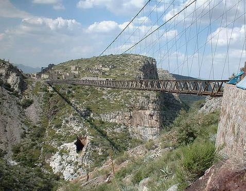Puente de Ojuela (Meksika)  Kuzey Meksika&#8217;daki Durango ehrinde bulunan, kk bir maden kasabasdr Ojuela. Madenler bittii iin buras artk hayalet kasaba gibidir. Buradaki tek salam yap ise Puente de Ojuela yani Ojuela kprsdr.