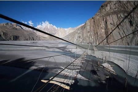 Hussaini Asma Kprs (Pakistan)  Dnyann en tehlikeli kprs olarak bilinir. Kuzey Pakistan&#8217;daki bir ok asma kprden biridir. Biroklar iin, mecburi ulam yolu olarak grlyor.