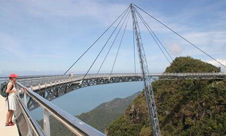 Pulau Langkawi Asma Kprs (Malezya)  Adrenalin salglamamak elde deil bu kprdeyken. Tek bir destek kolonu var ve unutmayn ki kprnn nnde durduunuzda, deniz seviyesinden 687 m. yukardasnzdr.