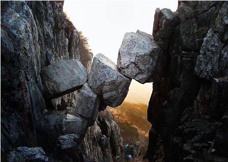 The Immortal Bridge (in)  in&#8217;in Shandon blgesinde bulunur. 3 byk kayadan ve ufak kayacklardan oluur.