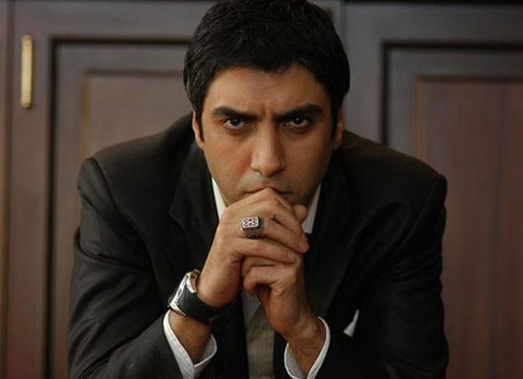 Hayatn tamamen deitiren 'Kurtlar Vadisi' dizi teklifini bir ay sonra kabul etti. Polat Alemdar rolyle 7'den 77'ye herkeisn tand bir isim haline geldi.