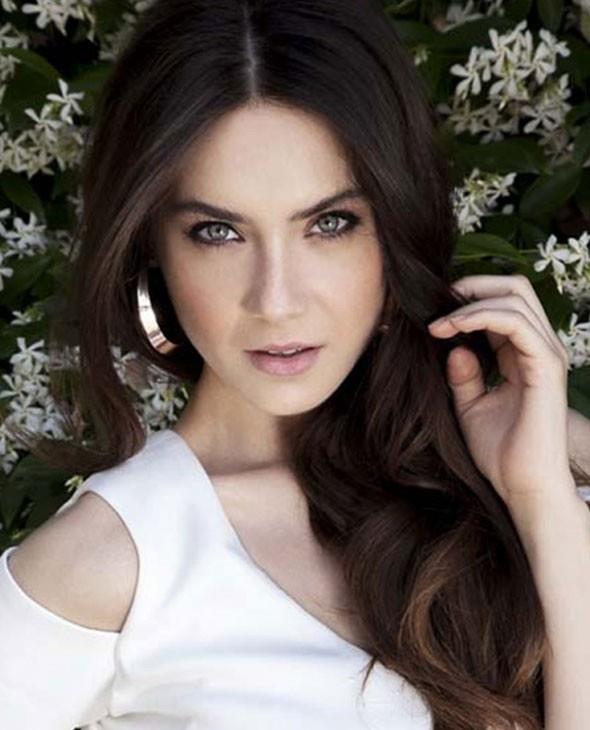 FULYA ZENGNER    1989 doumlu Fulya Zenginer de hret kapsn tek dizi ile aralamay baard...