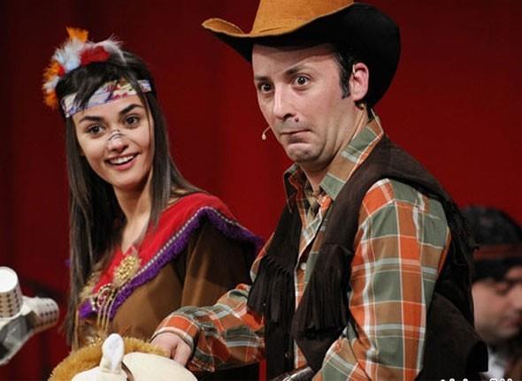 HANDE SORAL    Arkadalaryla birlikte izlemeye gittii 'Komedi Dkkan' programnda seyircilerden birinin sahneye arlmas zerine sahneye kan Hande Soral'n performans izleyiciler ve ynetmen tarafndan beenilince 5 dakikalna kt sahneden 45 dakika sonra indi.