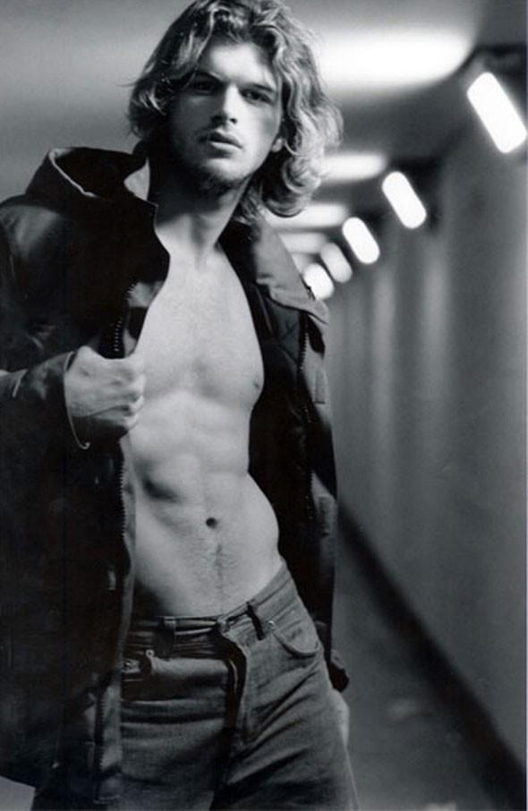 Profesyonel anlamda Beikta takmnda basketbol oynad ancak geirdii bir sakatlk sonucu mankenlie yneldi.