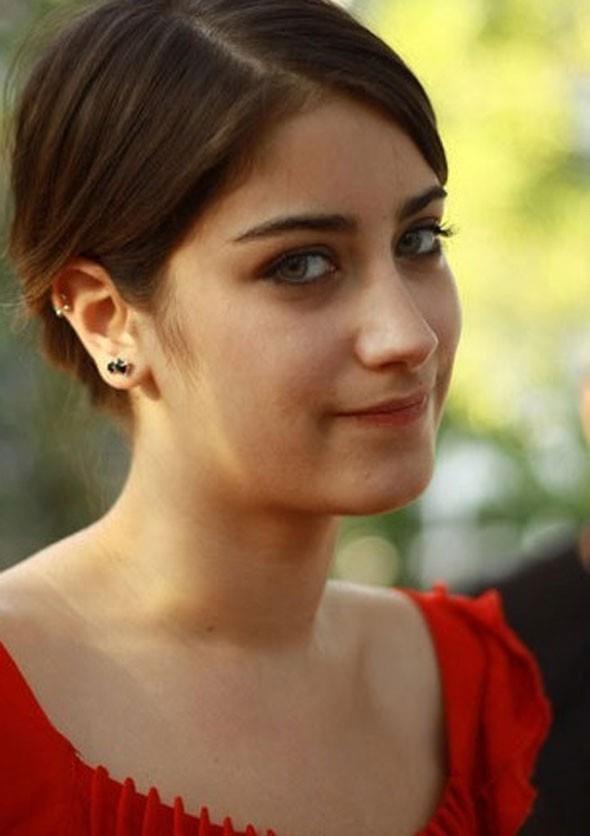 HAZAL KAYA    Ekranlarn en gen oyuncularndan biri Hazal Kaya...