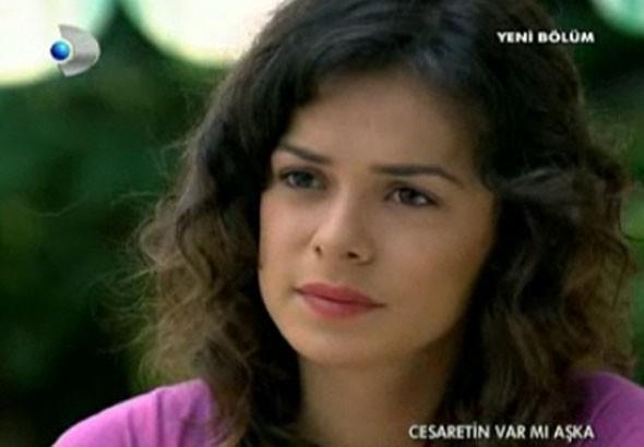 ZGE ZPRNC    1986 doumlu oyuncu ilk olarak Cesaretin Var M Aka dizisinde rol ald.    Ancak dizinin reyting oran, zge'nin oyunculuk serveninde mola vermesine neden oldu.