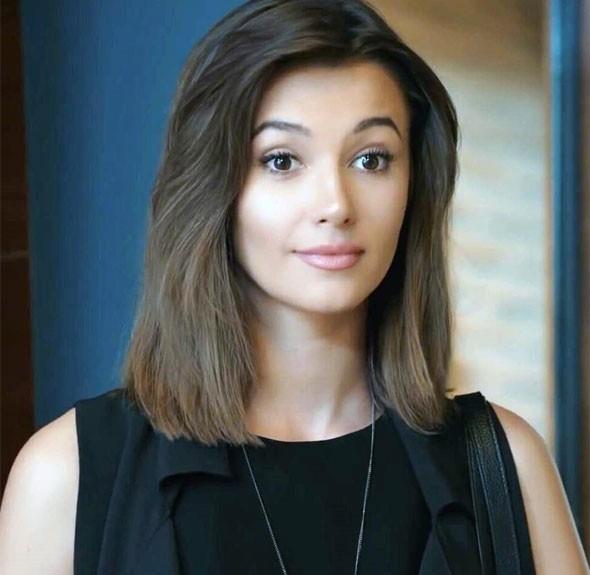 stanbul niversitesi Alman Dili ve Edebiyat mezunu Tuutlu, canlandrd rem karakteri ile dikkatleri zerine ekmeyi baard.