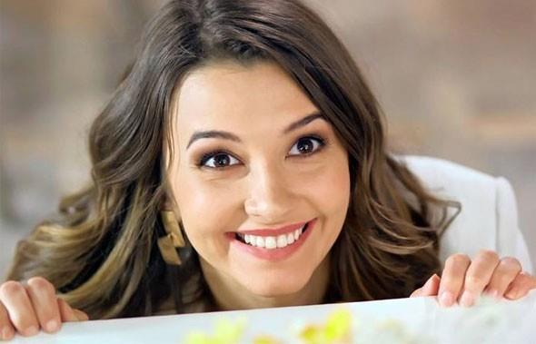 Yarmann ardndan bir ok dizi teklifi alan sempatik gzelin aklna yatan ilk proje Es-Es oldu.