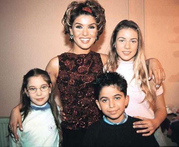 SNEM KOBAL    1987 doumlu Sinem Kobal, Dad adl TV dizisinde rol aldnda henz bir ocuktu.