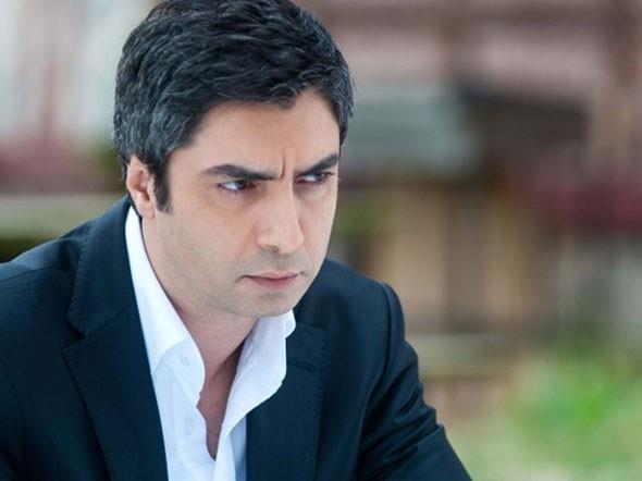 ok gemeden stanbul'a gelip ynetmen Osman Snav ile i grmesine oturdu.Snav'dan senaryo ekibine dahil olmak iin teklif beklerken, barol teklifi ald.