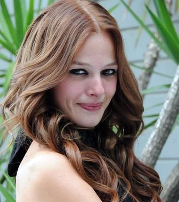 Yeditepe niversitesi Tiyatro Blm'nden mezun olan Elmas, daha sonra da G.O.R.A adl filmde rol ald.