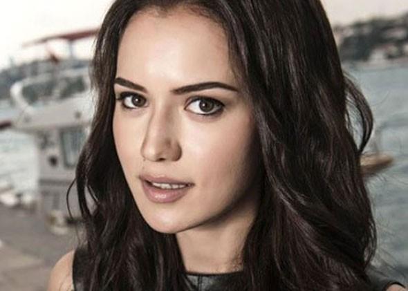 FAHRYE EVCEN    1986 doumlu Fahriye Evcen de tek dizi ile hreti yakalayanlardan.