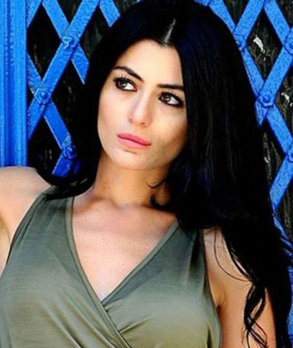 DENZ AKIR    Gzel oyuncu Deniz akr da televizyon izleyicisinin aina olduu isimlerden biri...