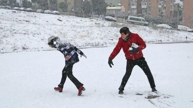 Gaziantep'in slahiye lesi'nde, kar ya nedeniyle ileye bal tamal eitim verilen 23 okul ve zel eitim merkezinde eitime bir gn sreyle ara verildi. Kar yann yksek kesimlerde 10- 15 santimetreyi bulmas ve souk hava nedeniyle slahiye Kaymakaml tarafndan tamal sistemle eitim verilen 21 okul ve engelli rencilerin eitim grd 1 okulda eitim ve retimi bugn tatil etme karar ald.