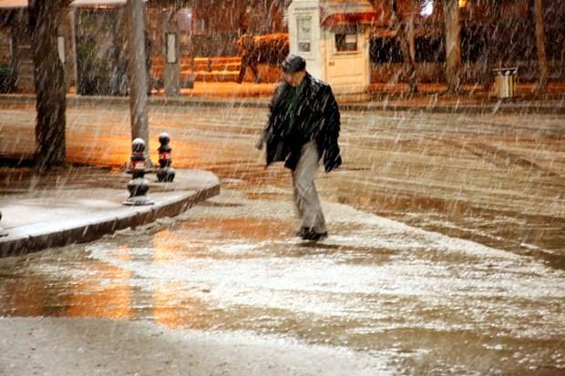 BOLU<p>    Bolu'da olumsuz hava koullar nedeniyle Perembe gn il genelinde okullar tatil edildi. Bolu Valiliinden yaplan aklamada, "Olumsuz hava koullar ve buzlanma nedeniyle ulamda yaanabilecek skntlara binaen 16.12.2016 Cuma gn Bolu il genelinde okul ncesi, ilkokul, ortaokul ve liselerde eitime 1 gn ara verilmitir. Ayrca engelli ve hamile kamu personeli de 1 gn idari izinli saylacaklardr" denildi