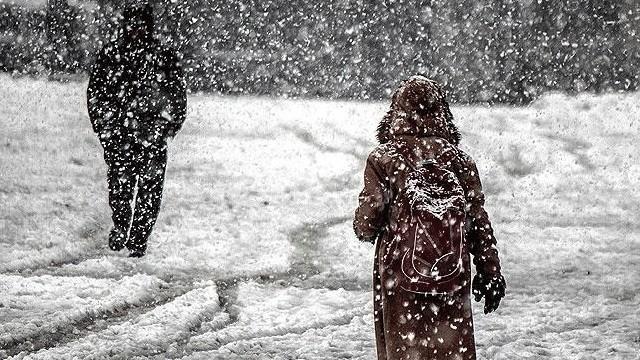 Dzce<p>      Dzce'de kar ya nedeniyle Ylca ve Kaynal ilelerinde tm okullarn yarn tatil edildii bildirildi.    Kaymakamlklardan yaplan aklamalarda, blgede akam saatlerinde etkisini artran youn kar yann devam ettii, olumsuzlua veya maduriyete meydan vermemek amacyla Ylca ve Kaynal'daki tm okullarda eitim retime 16 Aralk Cuma gn ara verildii bildirildi.    te yandan, kamu kurum ve kurulularnda alan engelli ve hamile personelin de yarn idari izinli saylaca kaydedildi.