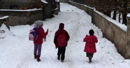 Elaz  <p>  Elaz Valiliinden yaplan aklamaya gre, olumsuz hava koullar ve kuvvetli buzlanma nedeniyle Elaz merkez ile ile Karakoan, Palu, Kovanclar, Alacakaya, Arcak, Maden ve Sivrice ilelerindeki tm okullar 16 Aralk Cuma tatil edildi.    Baskil ilesinde ise sadece tamal eitim gren renciler iin okullarn tatil edilmesi kararlatrld.