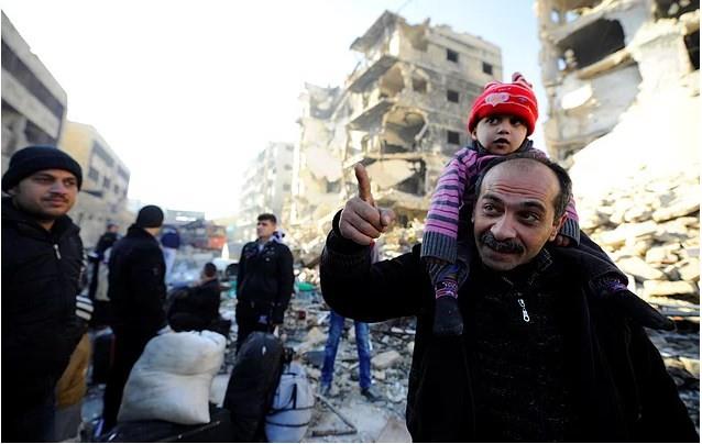 Ar yarallar Trkiye'ye gelecek  <p>  Tahliye edilen yarallar ilk etapta snrn Suriye tarafndaki sahra hastanelerine getirilecek, durumu ar olanlar Trkiye'ye alnacak.    Yarallar, Hatay snrndan Trkiye'ye giri yapacak.