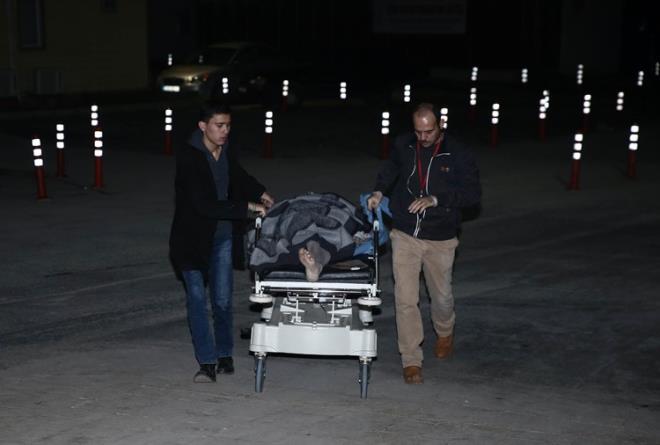 ran komutasndaki ii milisler ile rejim kuatmasndaki Dou Halep'ten yola kan ilk tahliye konvoyunda bulunan ar yarallarn Hatay'a getirilii devam ediyor.