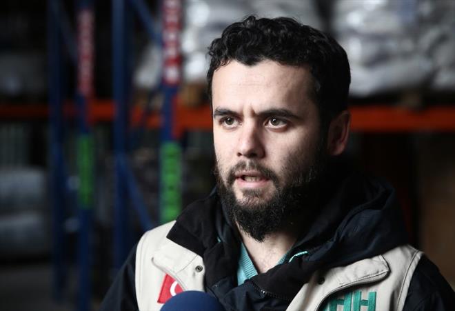 nsan Hak ve Hrriyetleri (HH) nsani Yardm Vakf, Halep'in dousunda yaanan gelimelerin ardndan binlerce insann ihtiyacn karlayabilecek hizmet ve yardmlara ynelik hazrlklarn tamamlad. Vakfn Bab'el Hava ve dlib'teki ofislerinde, yaklak 200 personelin almasyla, Halep'ten gelebilecek Suriyeliler iin gda paketleri, scak orba ikram iin mobil aevi ve ekmek frn ile bebekler iin mama ve bez gibi birok hizmet ve yardm paketine ilikin hazrlk yapld. HH Suriye almalar Koordinatr Erhan Yemelek, AA muhabirine aklamada bulundu.