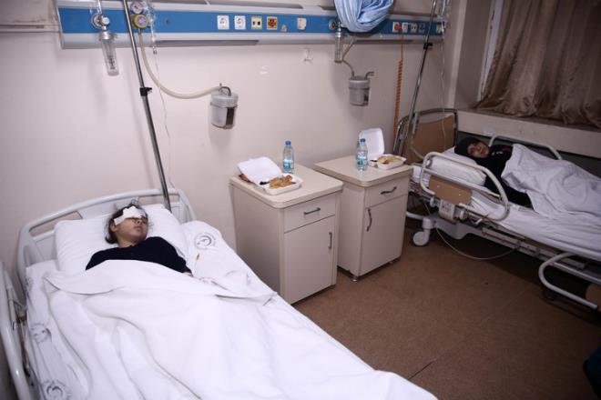 ran komutasndaki ii milisler ile rejim kuatmasndaki Dou Halep'ten yola kan ilk tahliye konvoyundaki sivil yarallardan bazlar Hatay'da tedavi altna alnrken, yarallarn anlattklar da yrek buruktu. Kimi gznden, kimi bacandan yaralanan Suriyeli siviller, Cilvegz Snr Kaps'nda bekletilen ambulanslarla Hatay'daki eitli hastanelere sevk ediliyor.