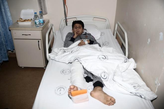 Saldrda bir ocuklarn kaybeden, kendileri de yaralanan 4 kiilik Ciyazaera ailesi de tedavi iin Reyhanl Devlet Hastanesine getirildi. Anne Murfed Ciyazaera (sada) ve ailenin 9 yandaki kz Viyam (solda), tedavi altnda.