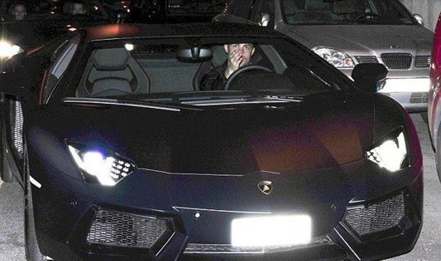 Cristiano Ronaldo  <p>  Dnyaca nl Portekizli yldz Cristiano Ronaldo'nun otomobillerinde biri Lamborghini Aventador LP700-4