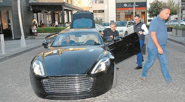 Wesley Sneijder  <p>  Hollandal yldz Wesley Sneijder beenip satn ald 450 bin Euro (1.5 milyon TL) deerindeki Aston Martin aracnn plakasn almak iin Yeniky'deki lks oto galerisine geldi. lemlerini tamamlayan futbolcu yeni aracna kavutu.