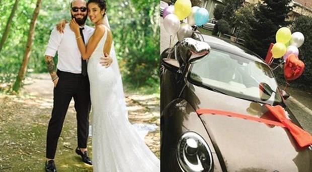 arkc Berkay, nceki gn Etiler'de yeni lks otomobiliyle objektiflere takld.