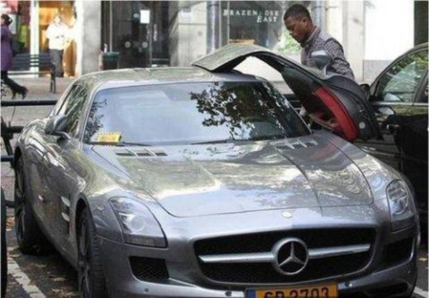 Patrice Evra  <p>  Patrice Evra, Mercedes SLS