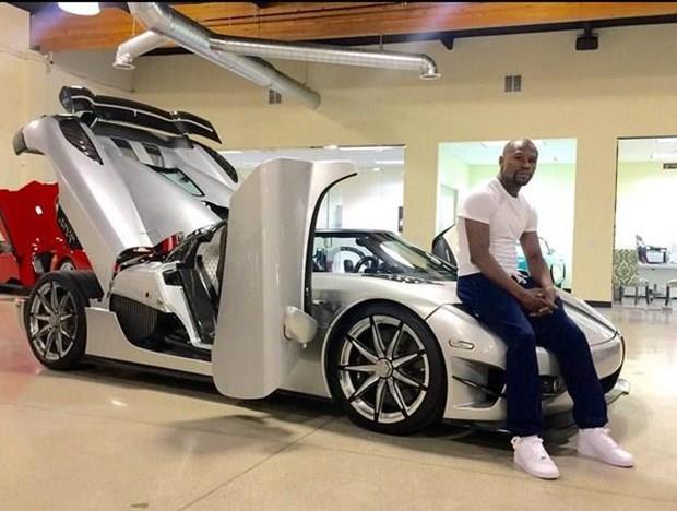 Floyd Mayweather  <p>  Koenigsegg CCXR Trevita marka fiyat ise 4.8 milyon dolar. Amerikal boxsr, otomobilin dnyada sadece 2 tane retildiini ve ABD'de tek olduunu syledi.