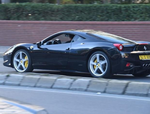 Acun Ilcal  <p>  Acun Ilcal, nceki gn Ferrari marka otomobiliyle Etiler&#8217;deydi. Serafina adl mekandan kan Ilcal, spor arabasyla dikkat ekti.