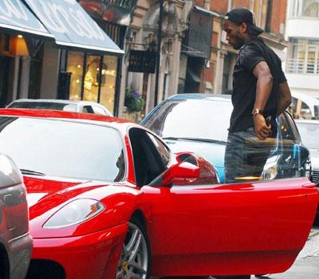 Didier Drogba  <p>  Galatasaray'n eski yldz Didier Drogba, Ferrari kullanyor.