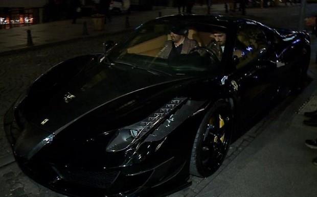 Tolga Zengin  <p>Beiktal futbolcu Tolga Zengin, Ferrari