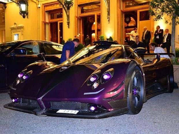 Lewis Hamilton  <p>  Formula 1 pilotu Lewis Hamilton'un Zonda's.