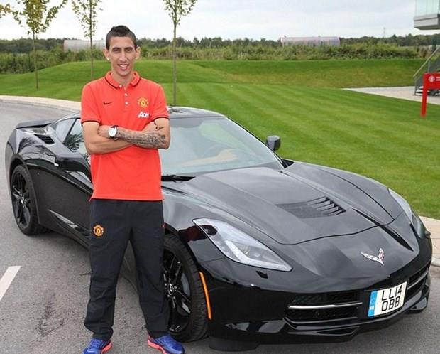 Angel Di Maria  <p>  Paris Saint-Germain'in yldz Angel Di Maria, Manchester United'a imza attktan sonra yeni arabasn ald.