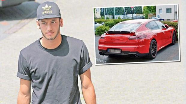 Hakan alhanolu  <p>  Milli futbolcu Hakan alhanolu, idmanlara bu araba ile gidiyor. Alman basn da Hakan'n arabasn ilk ald zamanlar manetlerine tad.