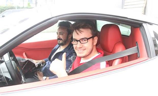 Mustafa Ceceli  <p>  arkc Mustafa Ceceli, Etiler&#8217;de son model Ferrari ile objektiflere takld. Gazetecileri karsnda gren Ceceli, &#8220;Emanet araba! Arkadamn spor aracyla test sr yaptm. Kim istemez ki byle bir otomobili olsun? Ama asfalt alatmak bana gre deil. Hz ancak trafie kapal alanda yapabilirim&#8221; dedi.