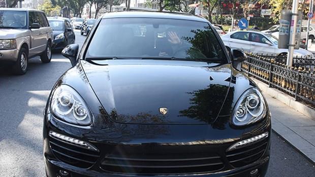 Tmer Metin  <p>  Futbolu braktktan sonra spor yorumculuu yapan Tmer Metin, yeni otomobiliyle grntlendi. Ad ve soyadnn ba harflerinin yer ald ve giymi olduu forma numarasndan oluan zel plakasyla dikkati eken Tmer Metin, grntlendiini fark edince eliyle yzn gizlemeye almas objektiflere byle yansd.