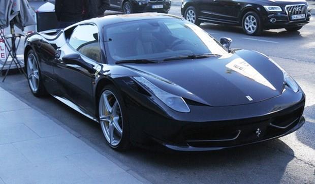 "Yeni deil"  <p>    nl televizyoncu, Ferrari marka arac sorulunca &#8220;Yeni deil&#8221; dedi. Ilcal'nn Ferrari'si akllara dier ksa sre nce yeni ayn marka arala gndem olan Mustafa Ceceli'yi ve dier nllerin pahal oyuncaklarn getirdi.