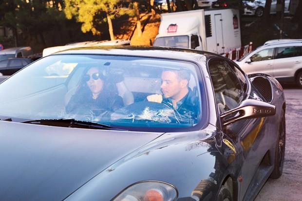 Sinan Akl  <p>  nceki gn Maslak'ta bulunan bir stdyoya fotoraf ekimi iin giden Sinan Akl, Ferrari F430 Spider otomobiliyle objektiflere takld. 500 bin dolar (yaklak 1 milyon 750 bin TL) deerindeki aracn arkadana ait olduunu syleyen arkc, "Drt gndr deniyorum. Beenirsem alacam" dedi.