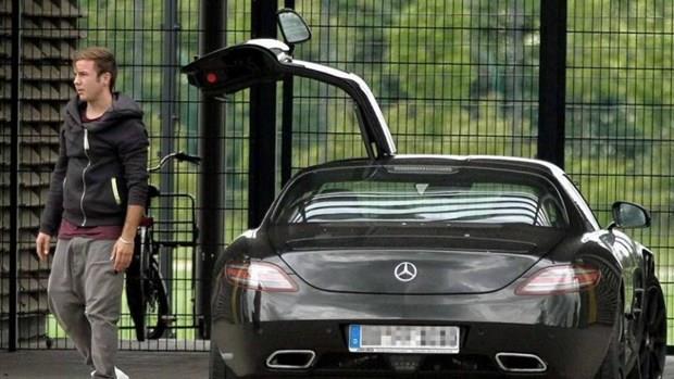 Mario Gtze  <p>  Borussia Dortmund'a geri dnen Alman futbolcu Mario Gtze, Mercedes kullanyor